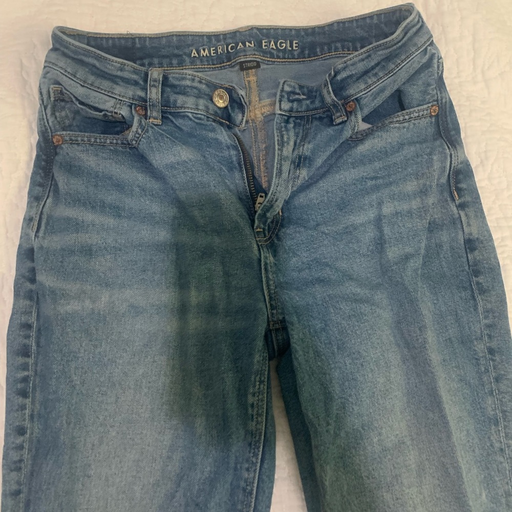High-waisted ripped jeans